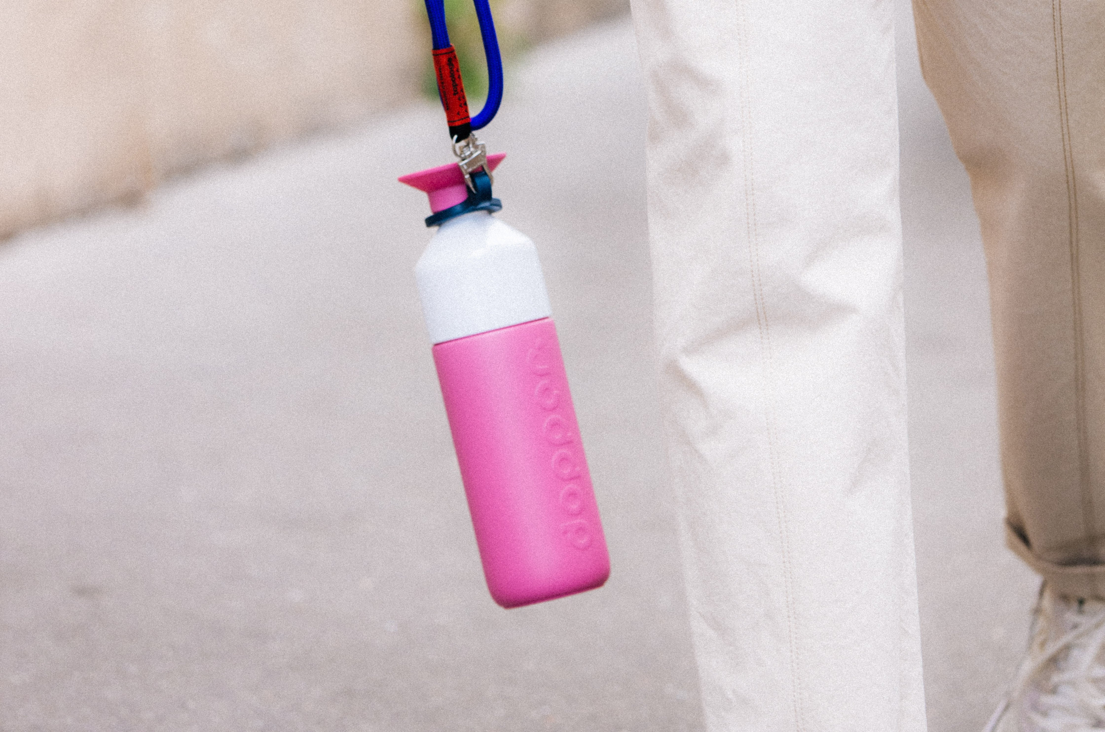 6842_0765_Insulated_Pelican_Pink_580ml_Carrier_Walking_Streetshot_Paris2024_Crop