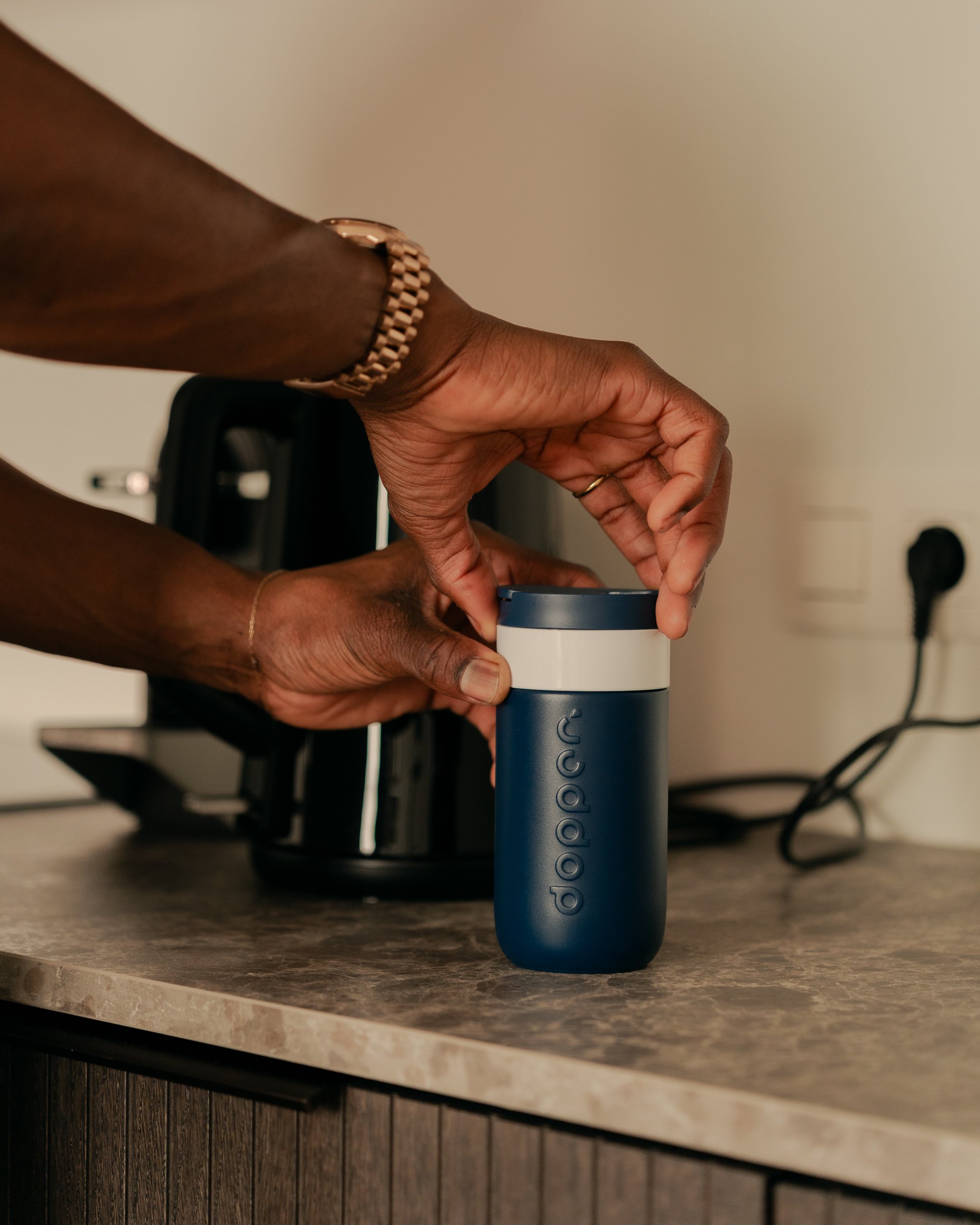 8884_Dopper_Travel_Mug_Breaker_Blue_300ml_Lifestyle_UGC_Julius_J-08 (2)