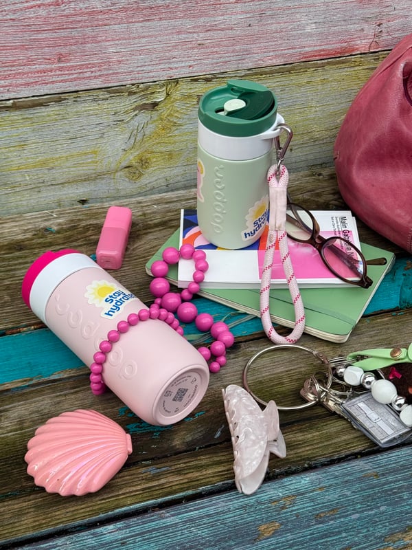 8938_8921_Dopper_Travel_Mug_Berry_Pink_400ml_Forest_Green_300ml_Lifestyle_Urban_UGC_Maja_M-03 (1)